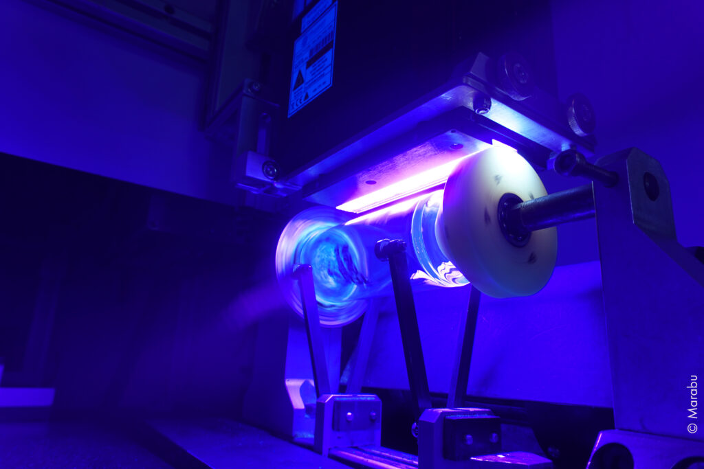 Färgen härdas och fäster på glasytan med en UV-LED lampa. Foto: Marabu